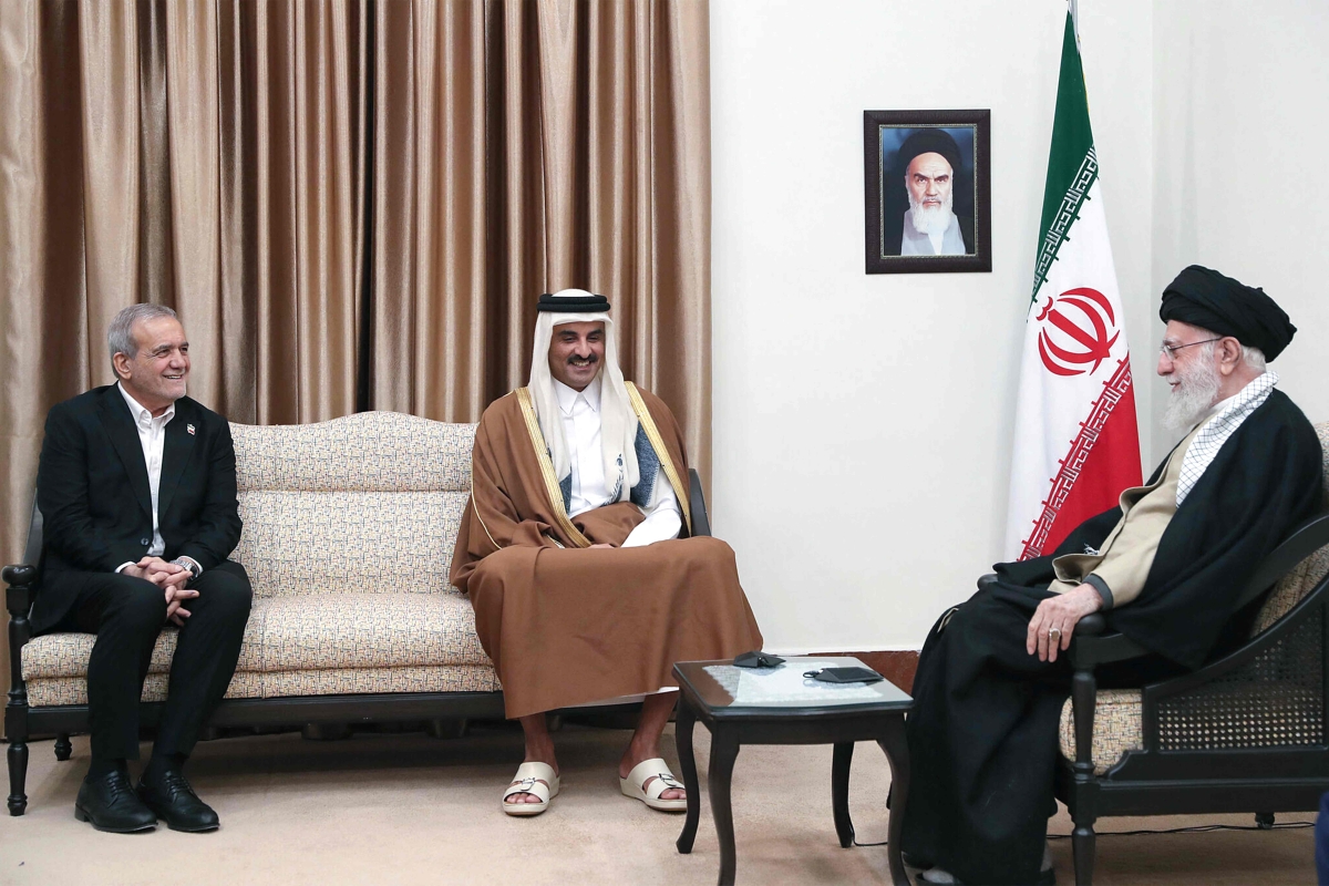 خامنئي مستقبلاً الشيخ تميم بن حمد بحضور بزشكيان في طهران                       (أ ف ب)