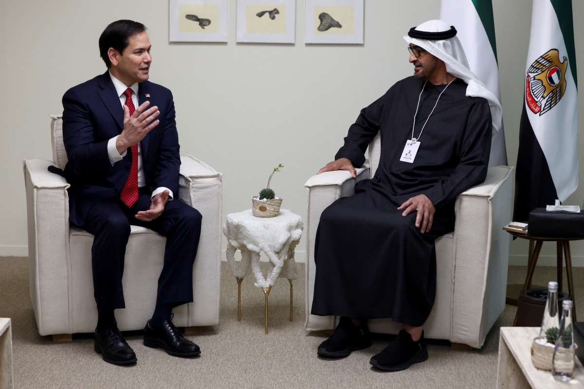 محمد بن زايد مستقبلاً روبيو في مركز أبوظبي الوطني للمعارض   (وام)