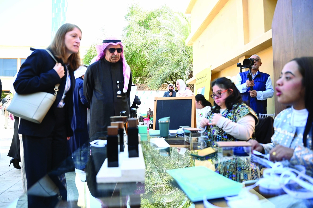 السفيرة البريطانية بليندا لويس تتعرف على جانب من الموروث الشعبي الكويتي