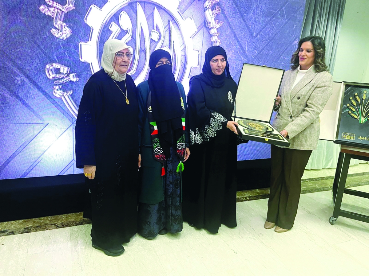 


تكريم إحدى الفائزات 