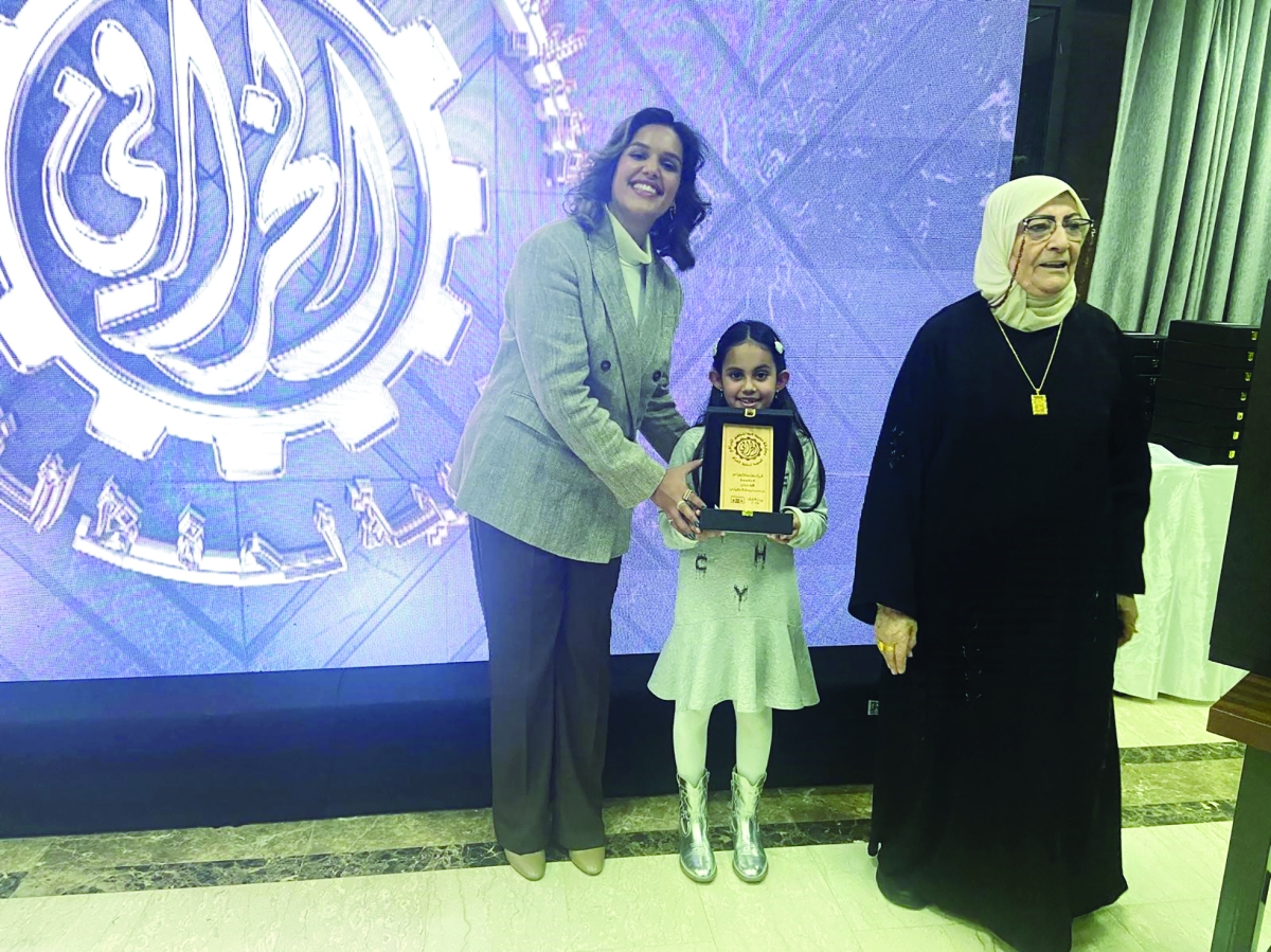 


الخرافي تكرم إحدى الفائزات 