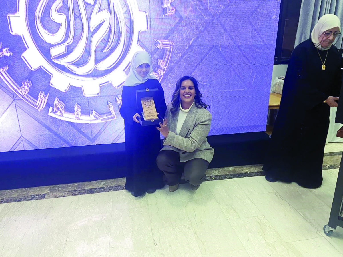 


تكريم إحدى الحافظات 