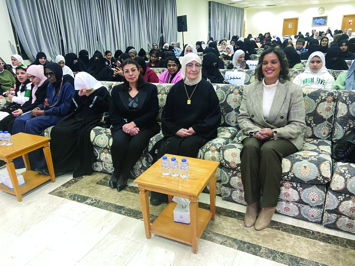 


ندى الخرافي مع عدد من الحضور 