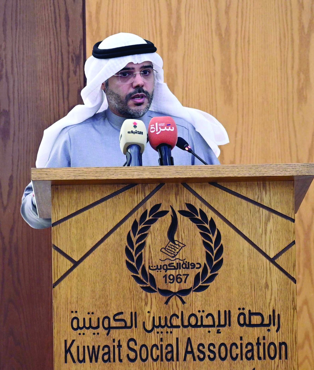 


 العجمي ملقياً كلمته 