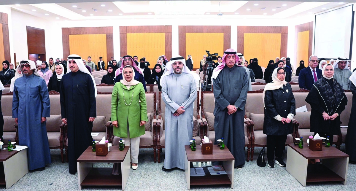 العجمي في مقدم حضور الملتقى	 (تصوير نايف العقلة) 