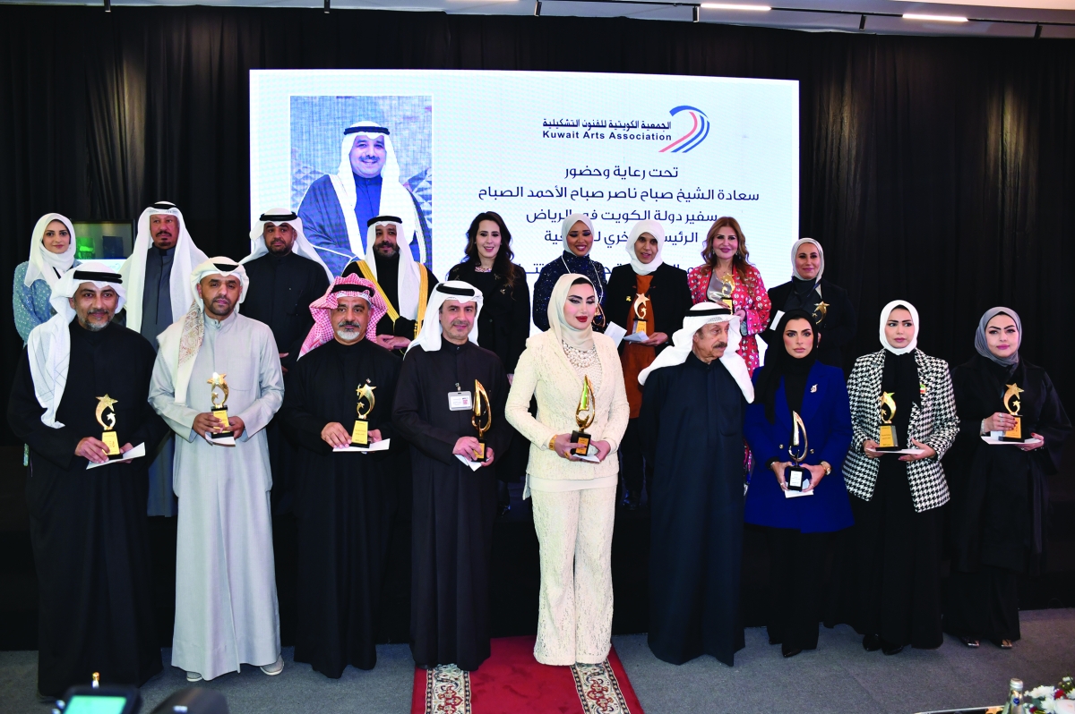 


المكرمون في لقطة تذكارية 