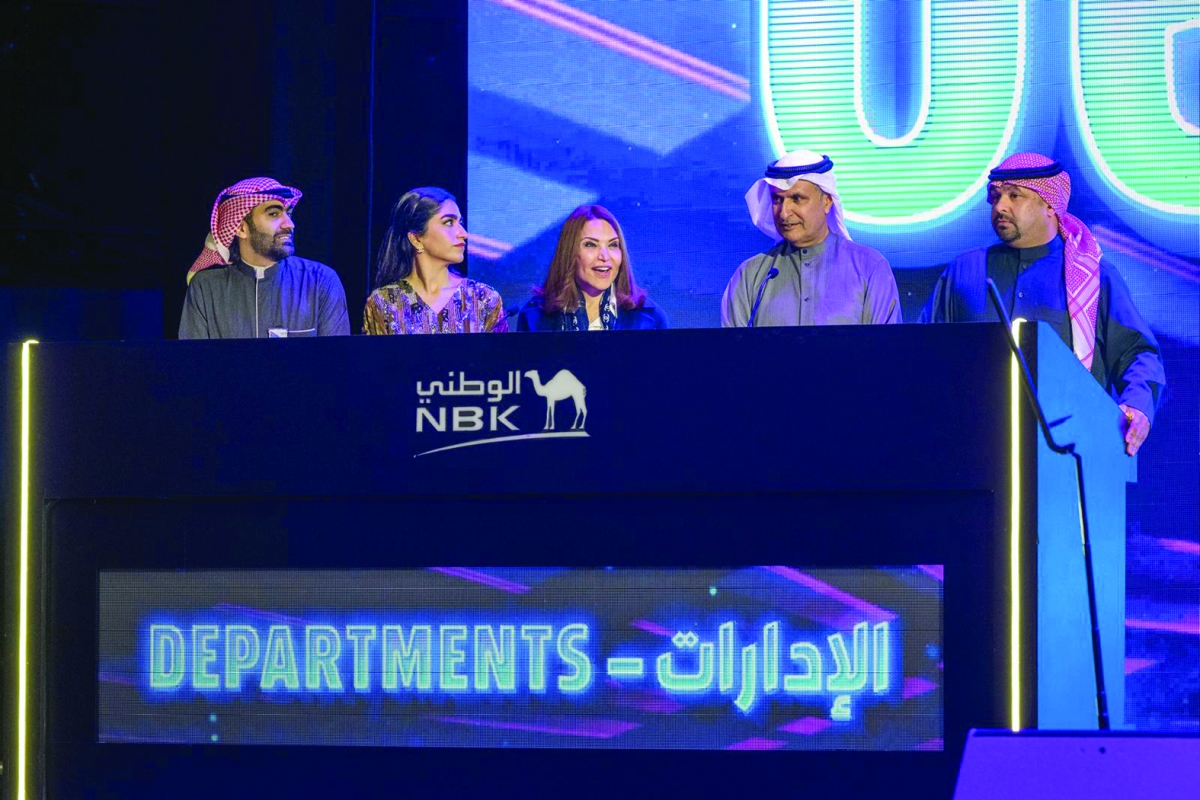 


الإدارة التنفيذية تشارك في المسابقات خلال الحفل 