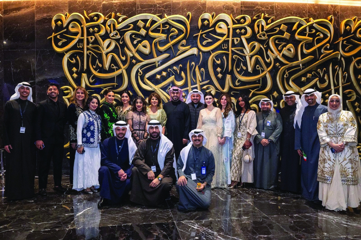 


موظفو «الوطني» في صورة جماعية 