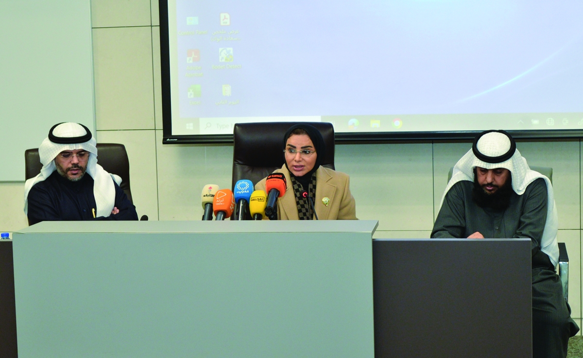 الحويلة خلال اجتماعها برؤساء الجمعيات التعاونية	 (تصوير سعود سالم) 