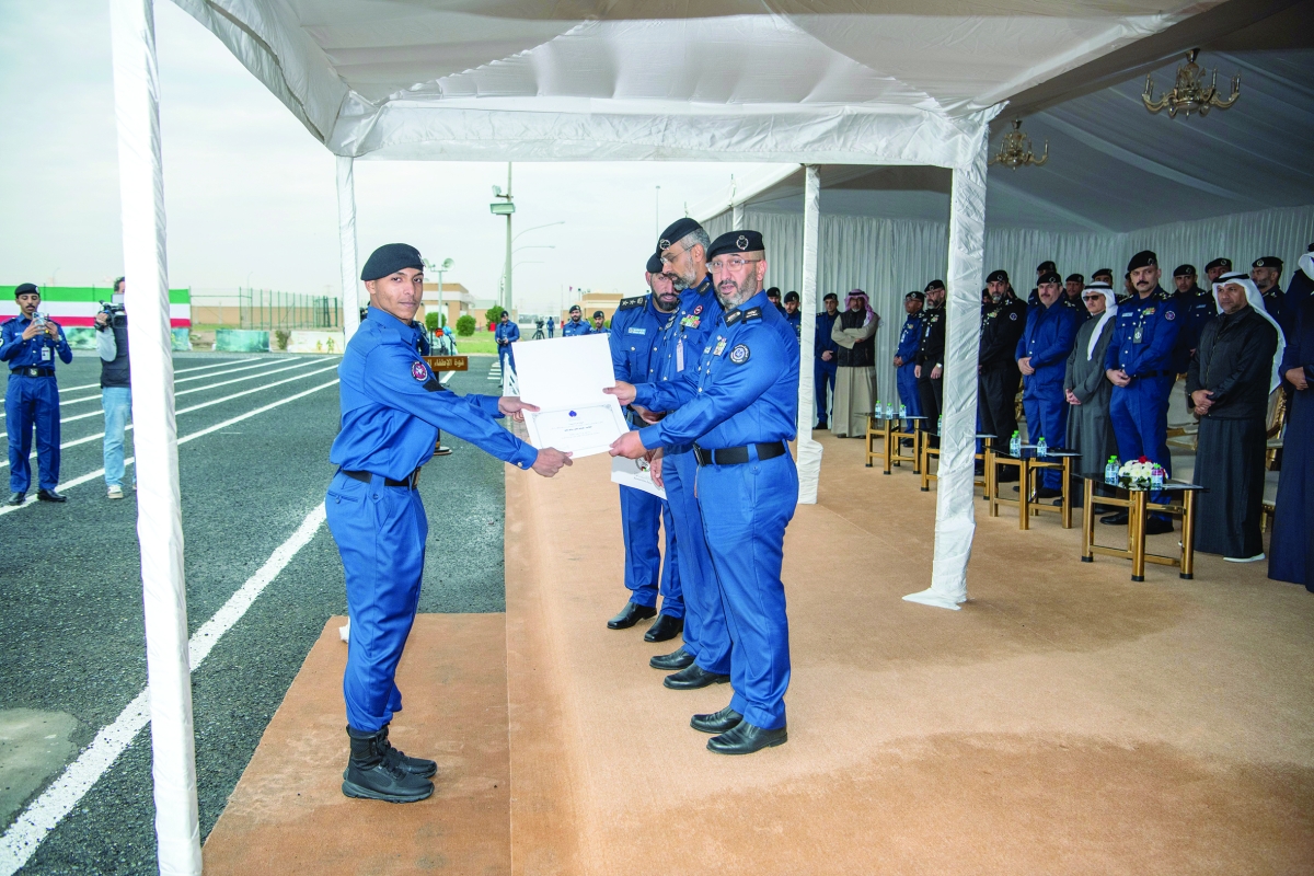 


تكريم أحد الخريجين الأوائل 