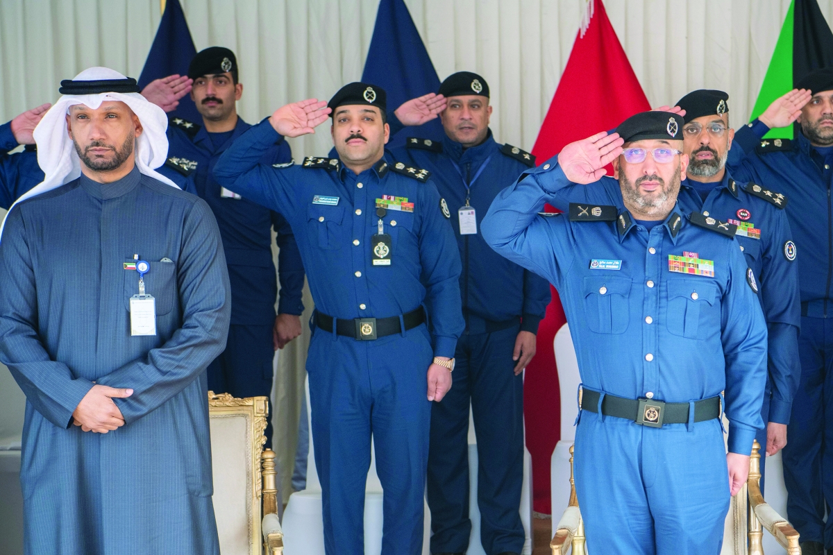 


اللواء الرومي والعميد الغريب والدكتور خالد الرشيد خلال عزف النشيد الوطني 