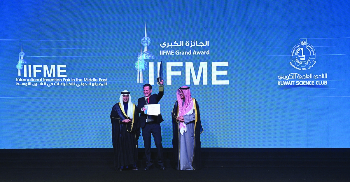 تكريم أحد الفائزين 