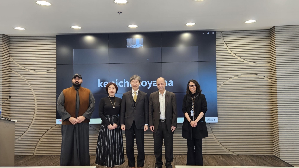 عدد من المشاركين في المحاضرة وورشة العمل