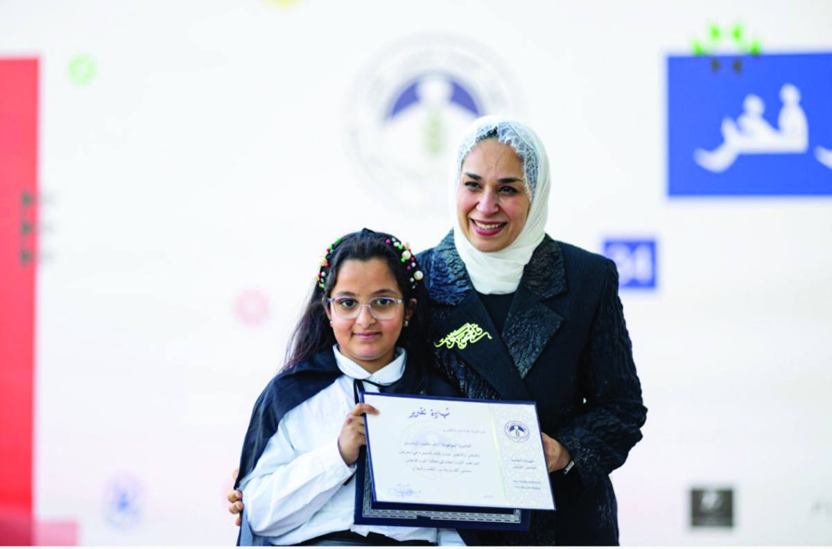 


دلال الرومي تكرم طفلة موهوبة 