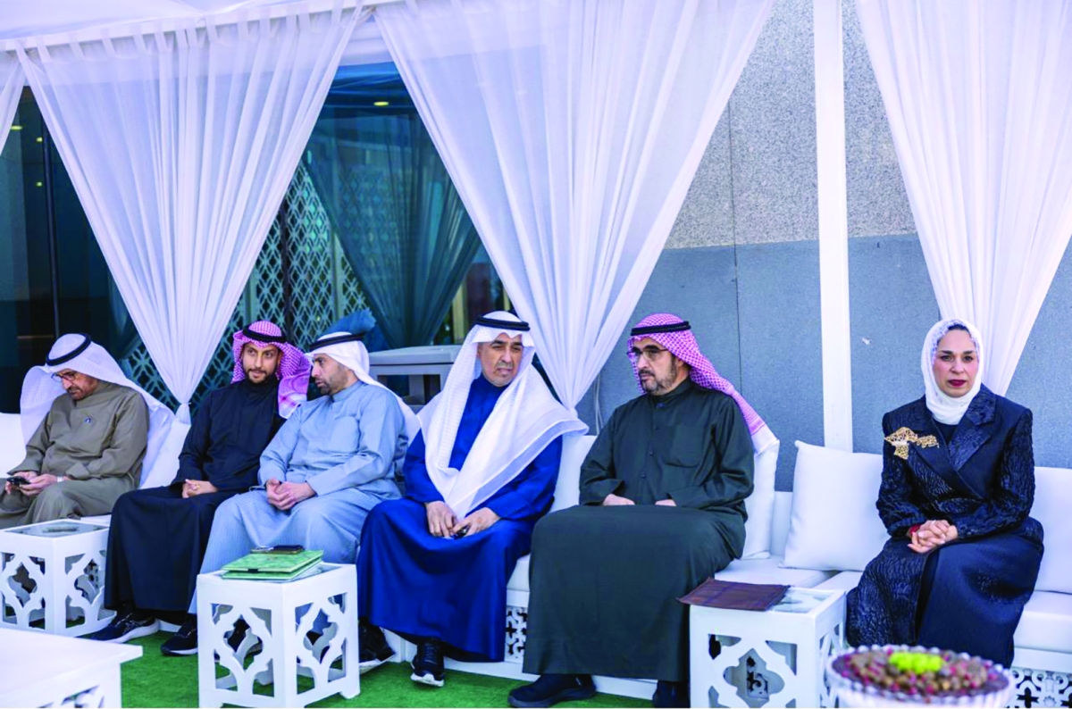 


النوري وعدد من المشاركين 