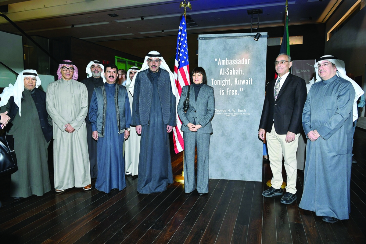 ساساهارا والجسار والسالم في لقطة جماعية خلال المعرض