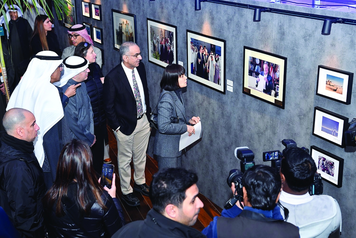 السفيرة الأميركية خلال جولة في المعرض 