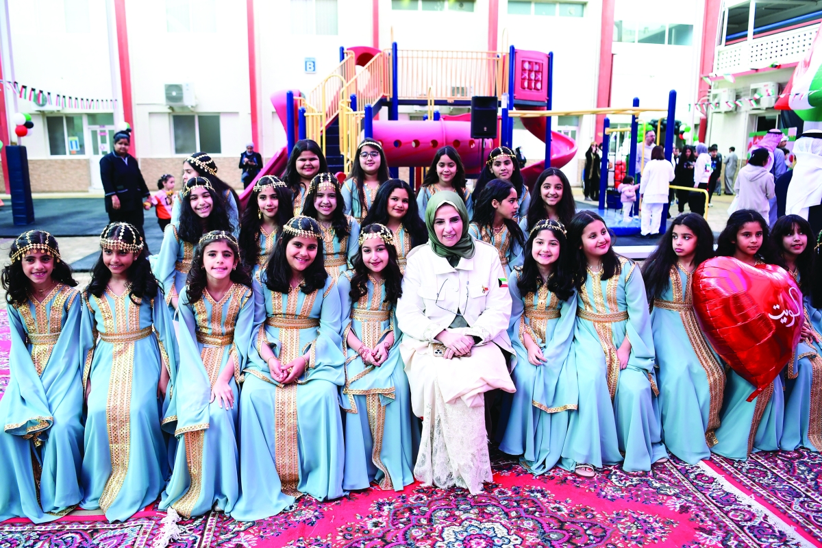 


 أريج الغانم في لقطة جماعية مع عدد من الطالبات	 (تصوير سعود سالم) 