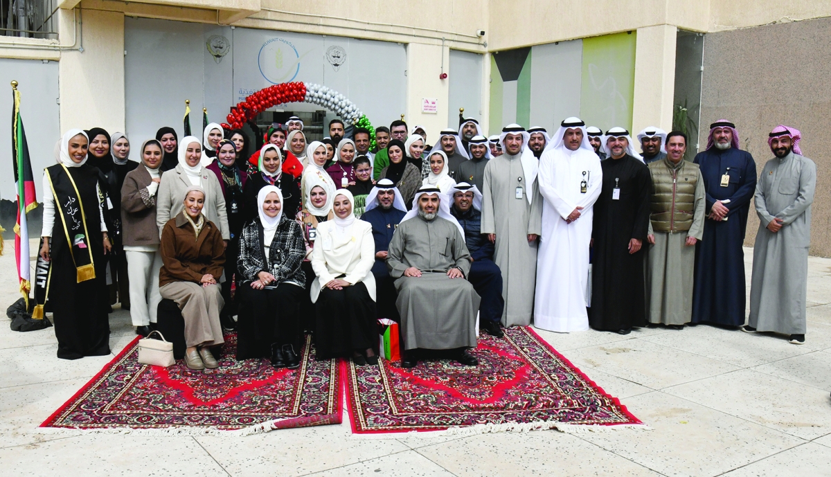 المشاركون في الاحتفالية في لقطة جماعية 