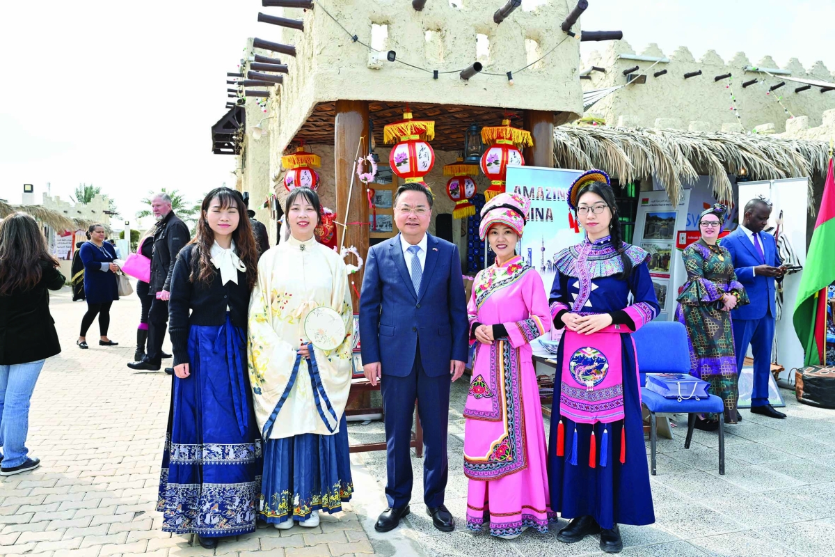 السفير الصيني أمام جناح سفارته