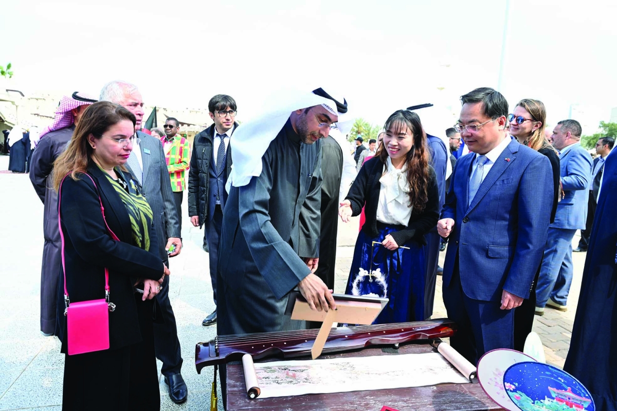 وكيل «الإعلام» يطلع على أعمال فنية صينية