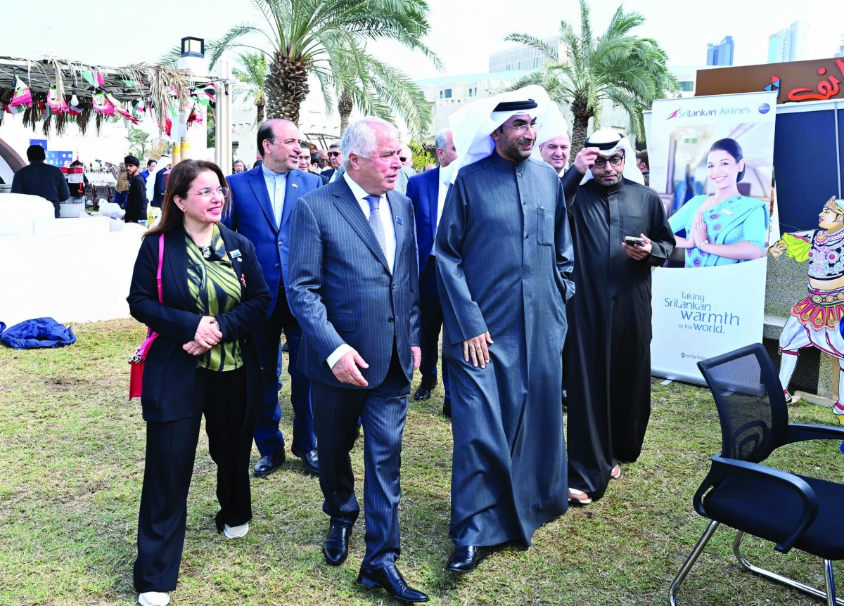 محيسن وزبيدوف وأميرة الحسن خلال جولة في المعرض