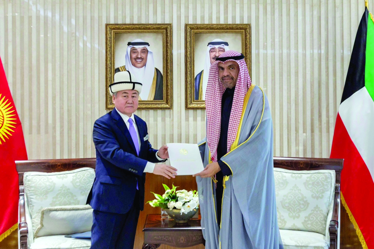 اليحيا متسلماً الرسالة الخطية من قولوباييف