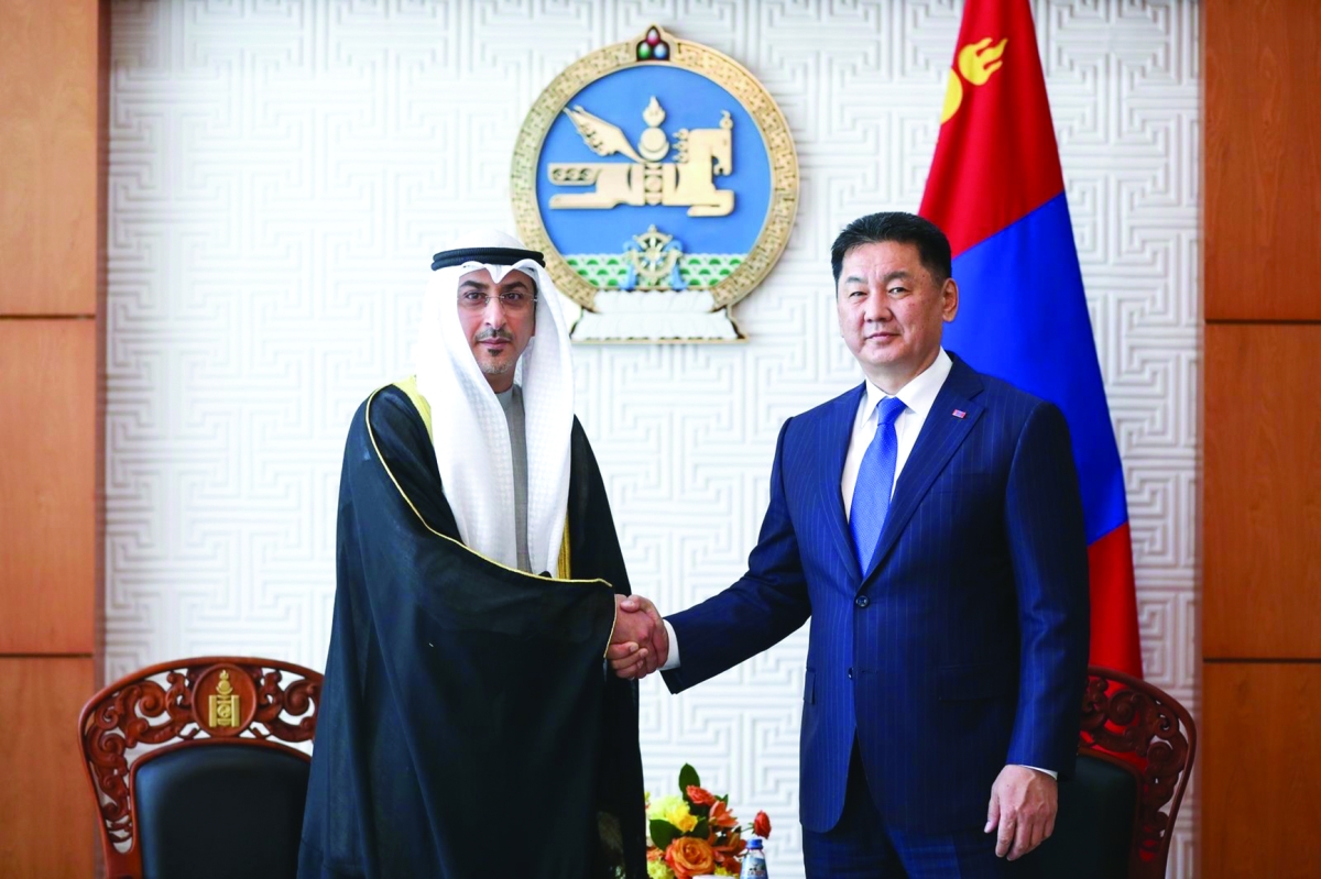 الرئيس المنغولي مستقبلاً السفير الثويمر