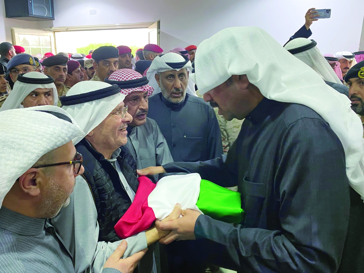 وزير الدفاع يسلم علم الكويت لعم الشهيد