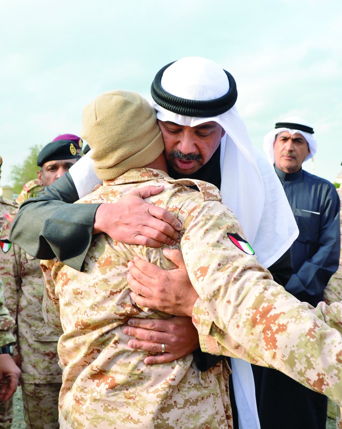 وزير الدفاع يحتضن أحد أبنائه العسكريين 