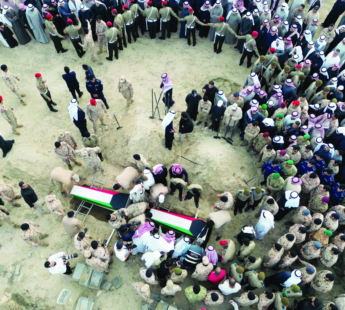 مواراة الشهيدين الثرى   	  (تصوير أسعد عبدالله وسعود سالم) 