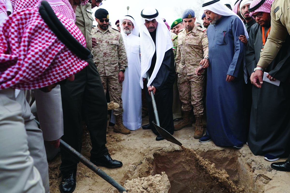 العلي يشارك في عملية الدفن 