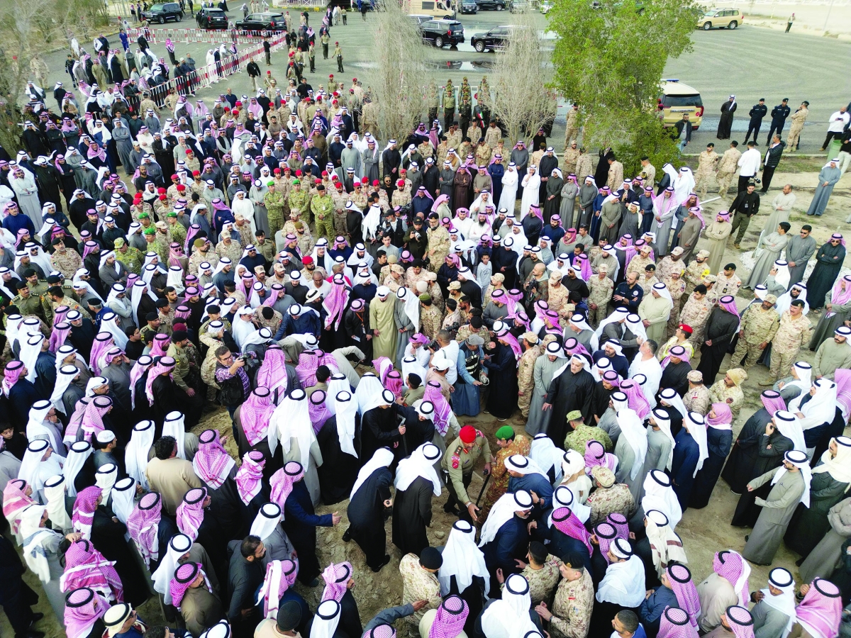 جموع غفيرة شاركت في التشييع 