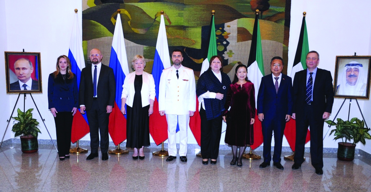 السفيران الروسي والصيني في لقطة تذكارية مع عدد من أعضاء السفارتين