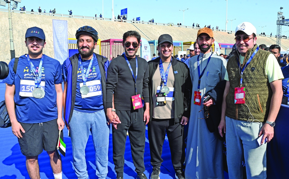 الوزير المطيري يتوسط فريق «الراي» الزملاء علي التركي وناصر المحيسن ونايف كريم وغانم السليماني 