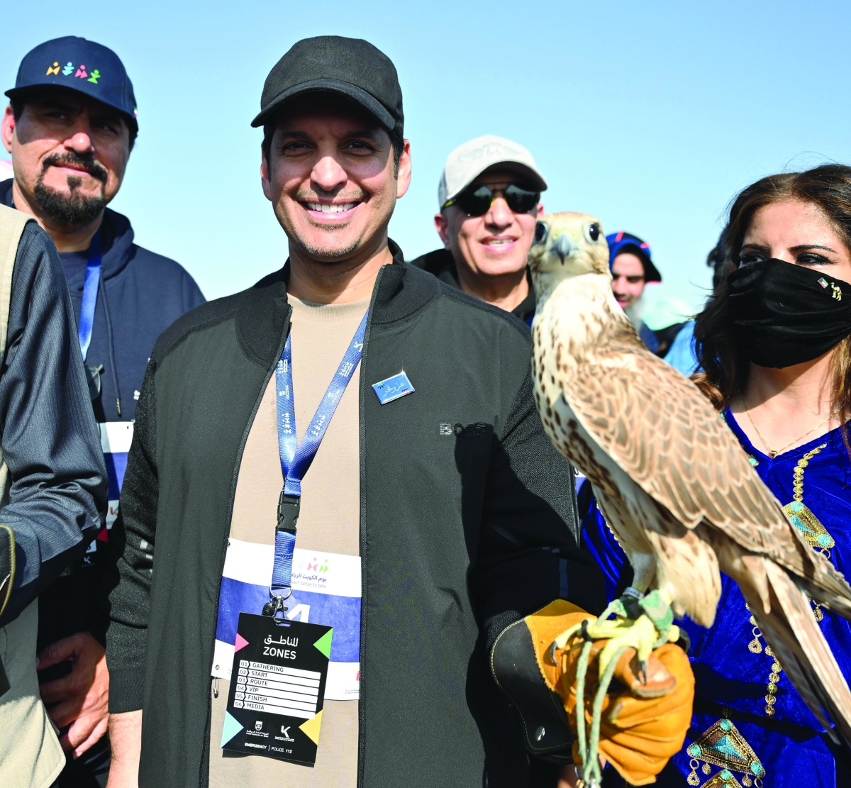 المطيري يضع على يده صقراً ضمن الفعاليات المرافقة للسباق