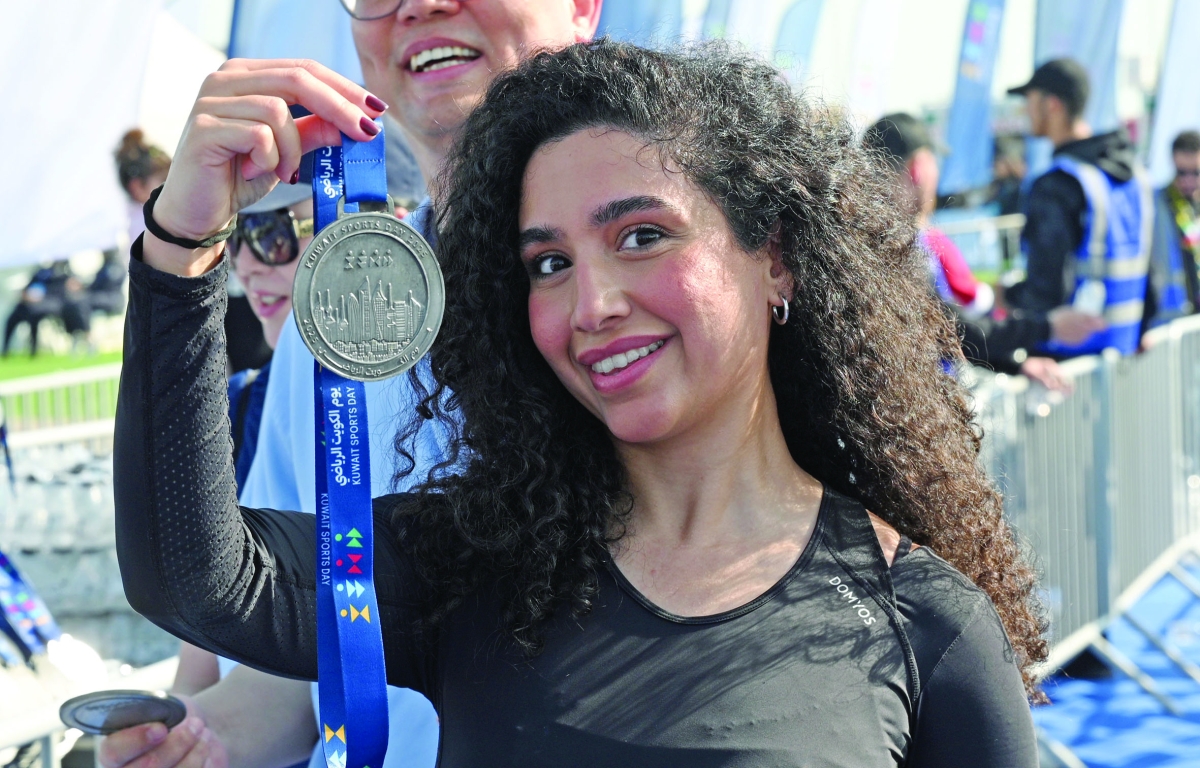 فائزة ترفع ميداليتها