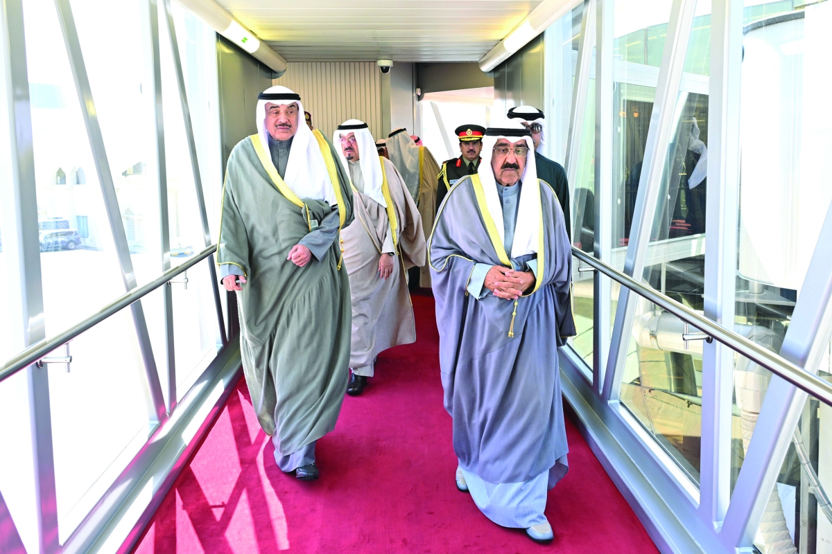 صاحب السمو لدى مغادرته أرض الوطن صباح الجمعة وفي وداعه سمو ولي العهد وسمو رئيس الوزراء