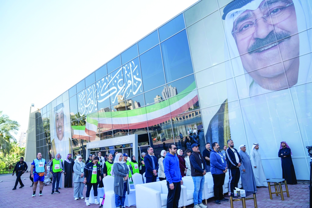  الحضور خلال عزف السلام الوطني