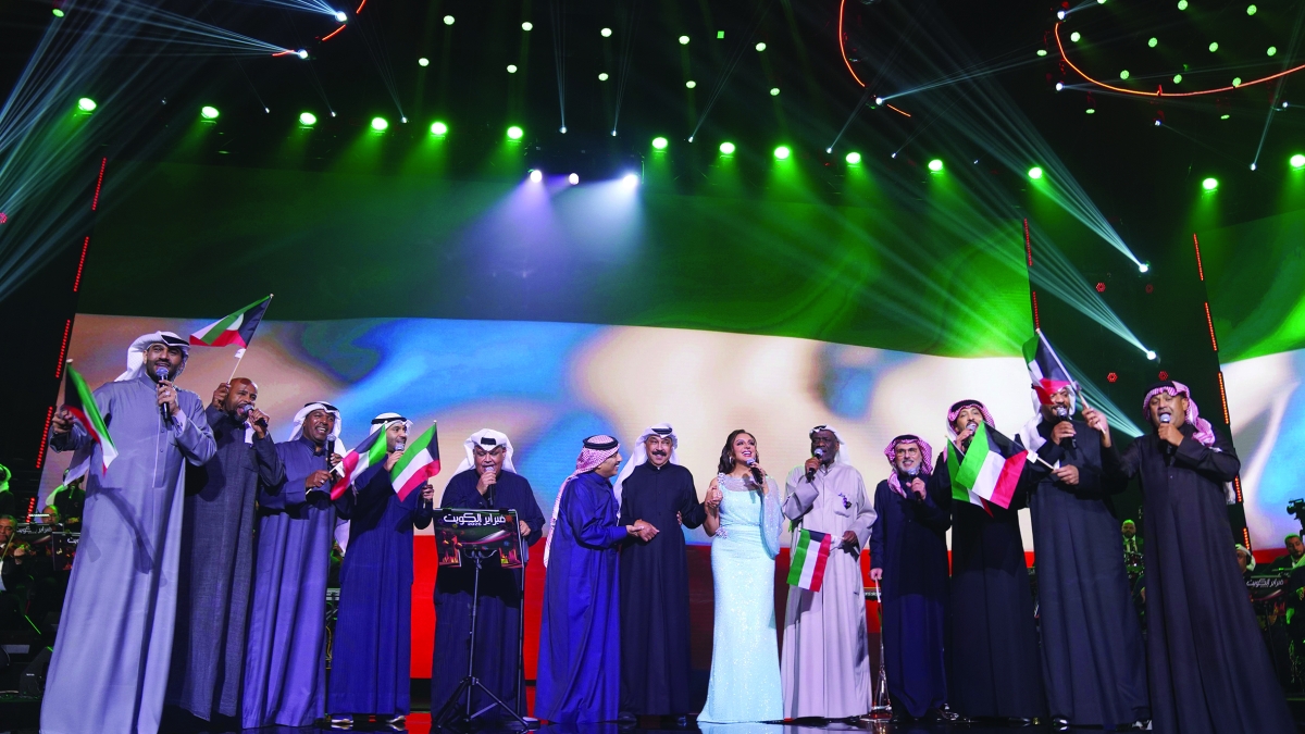 


عبدالله الرويشد متوسطاً أصدقاءه الفنانين في ختام الحفل 