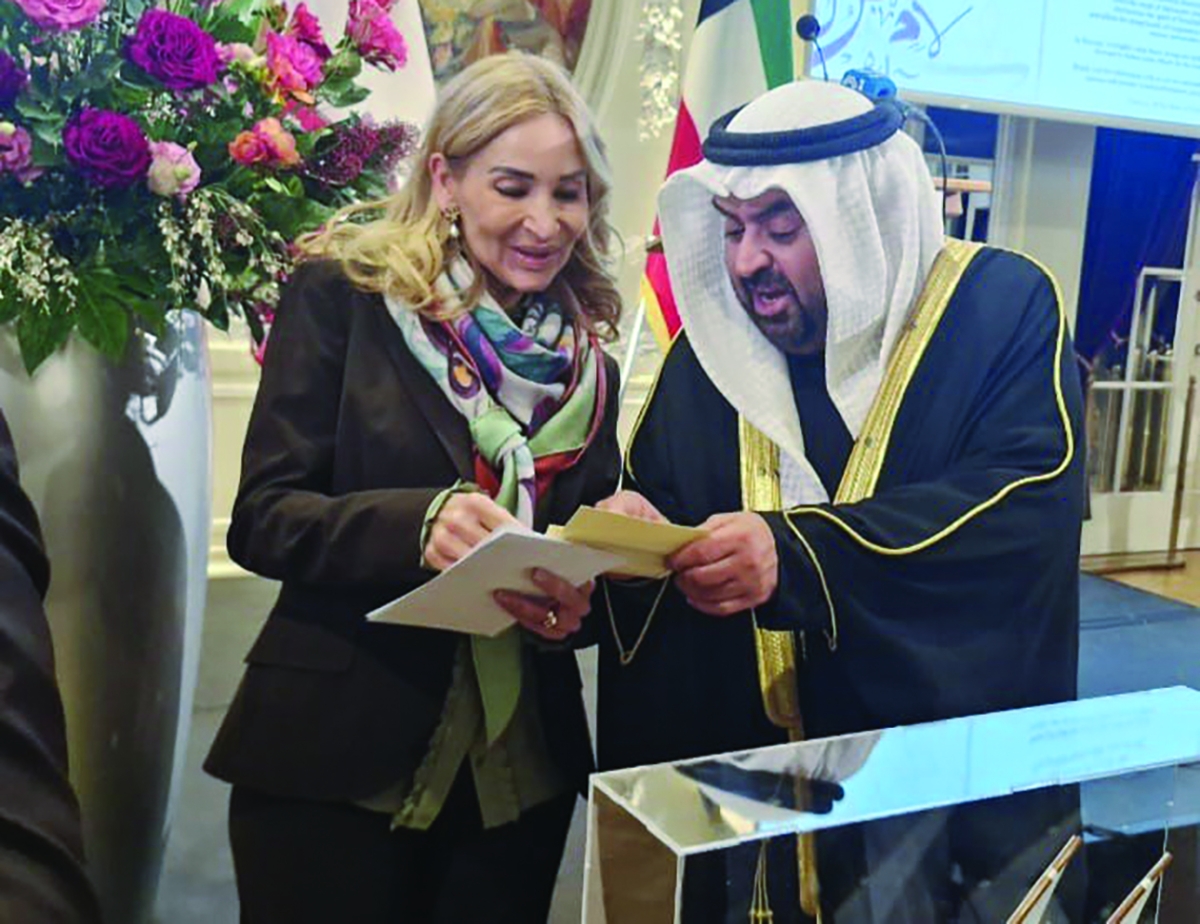 


البدر يُهدي مساعد وزير الخارجية السويسري مونيكا شموتز هدية تذكارية 