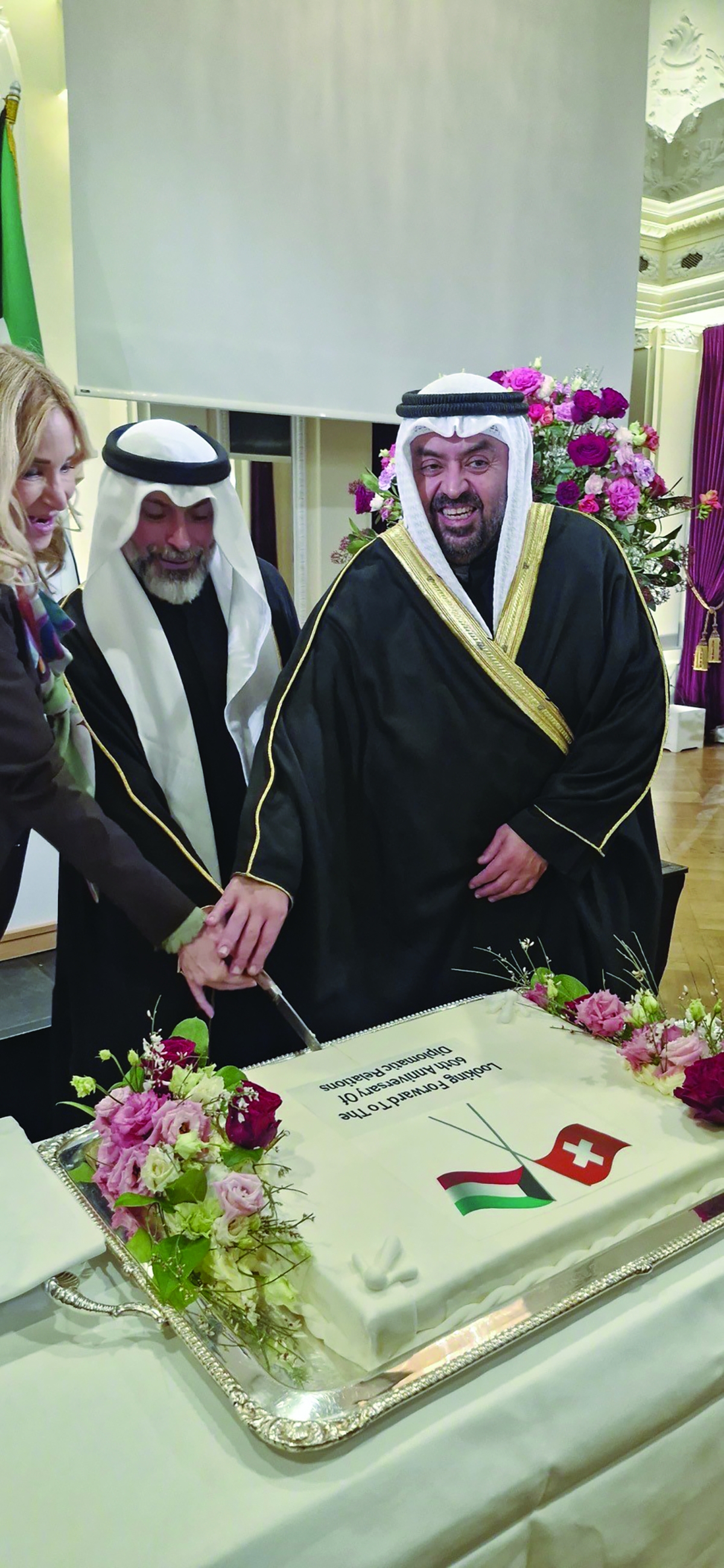 


البدر والسفير المشعان ومونيكا شموتز أثناء قطع قالب الحلوى 