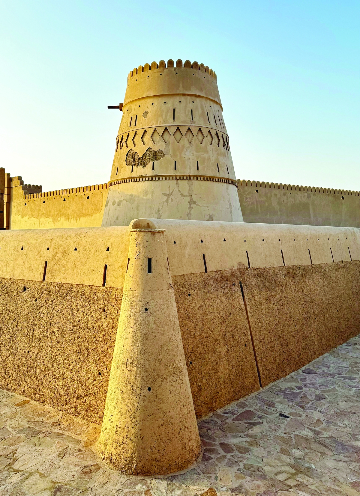 


برج الحصن محاط بسور داخلي مزود بمرام للبنادق والسهام 