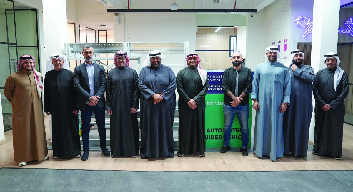 


نواف الغربللي وصالح التنيب يتوسطان المسؤولين التنفيذيين من الشركتين 