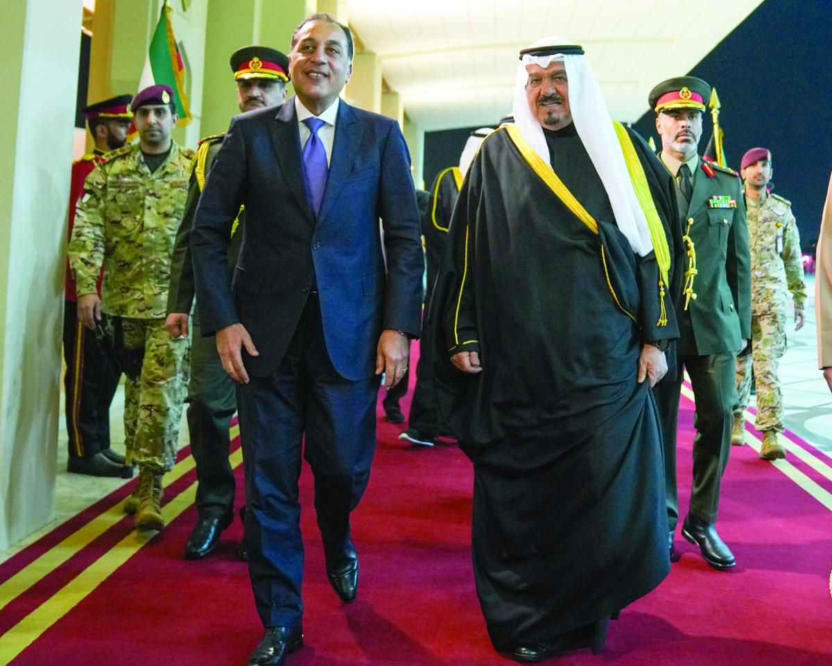 رئيس الوزراء مستقبلاً مدبولي على أرض المطار 