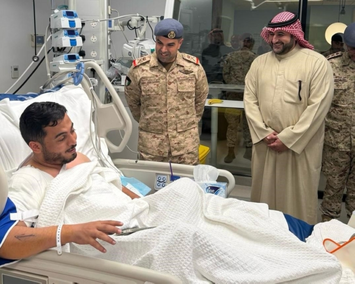 وكيل «الدفاع» ونائب رئيس الأركان يطمئنان على أحد المصابين 