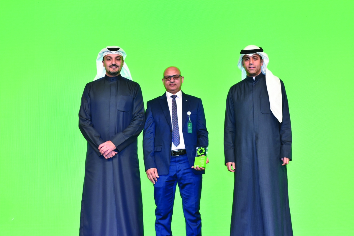جانب من تكريم أحد موظفي «بيت التمويل»