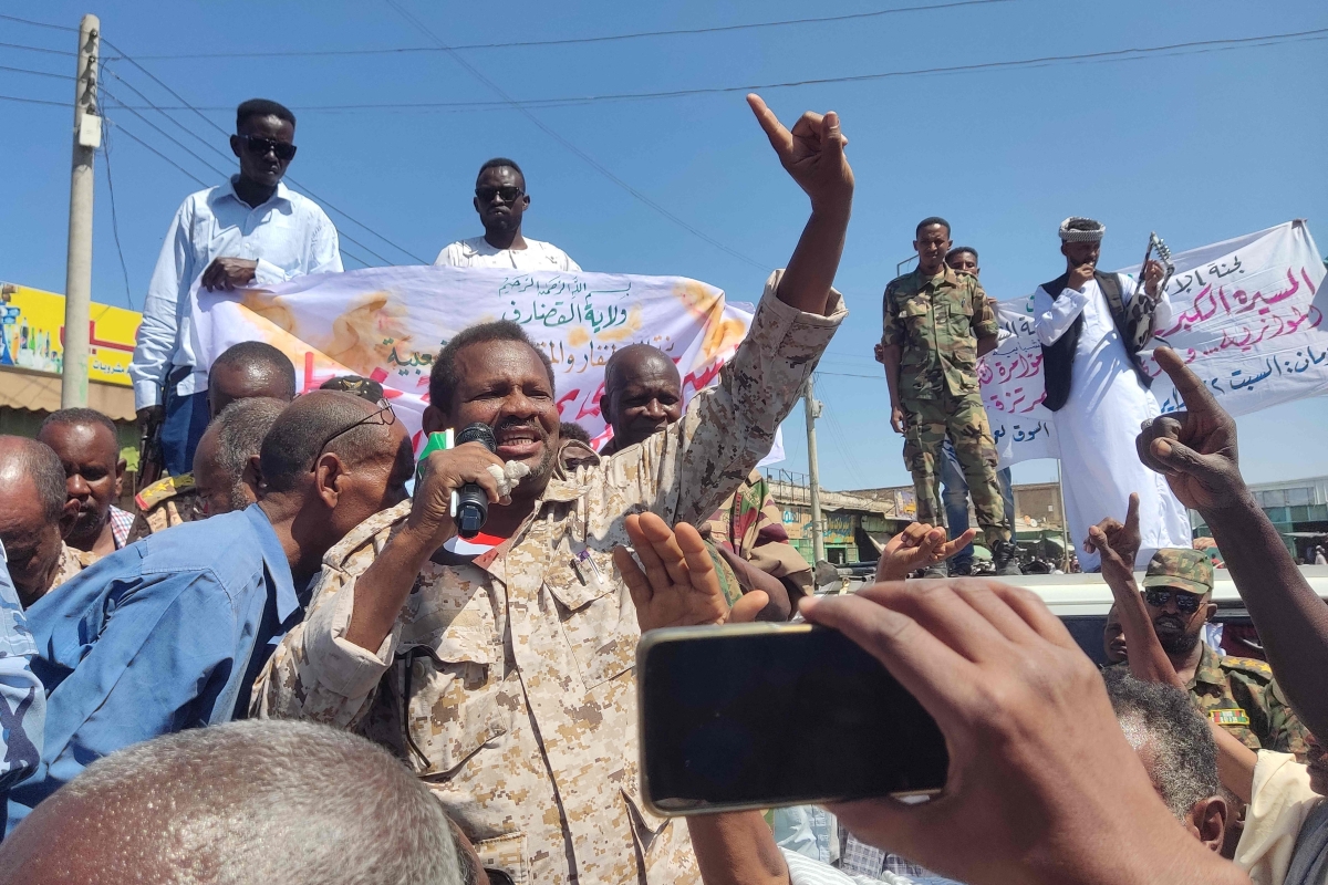 احتجاجات داعمة للجيش في القضارف شرق السودان (أ ف ب)