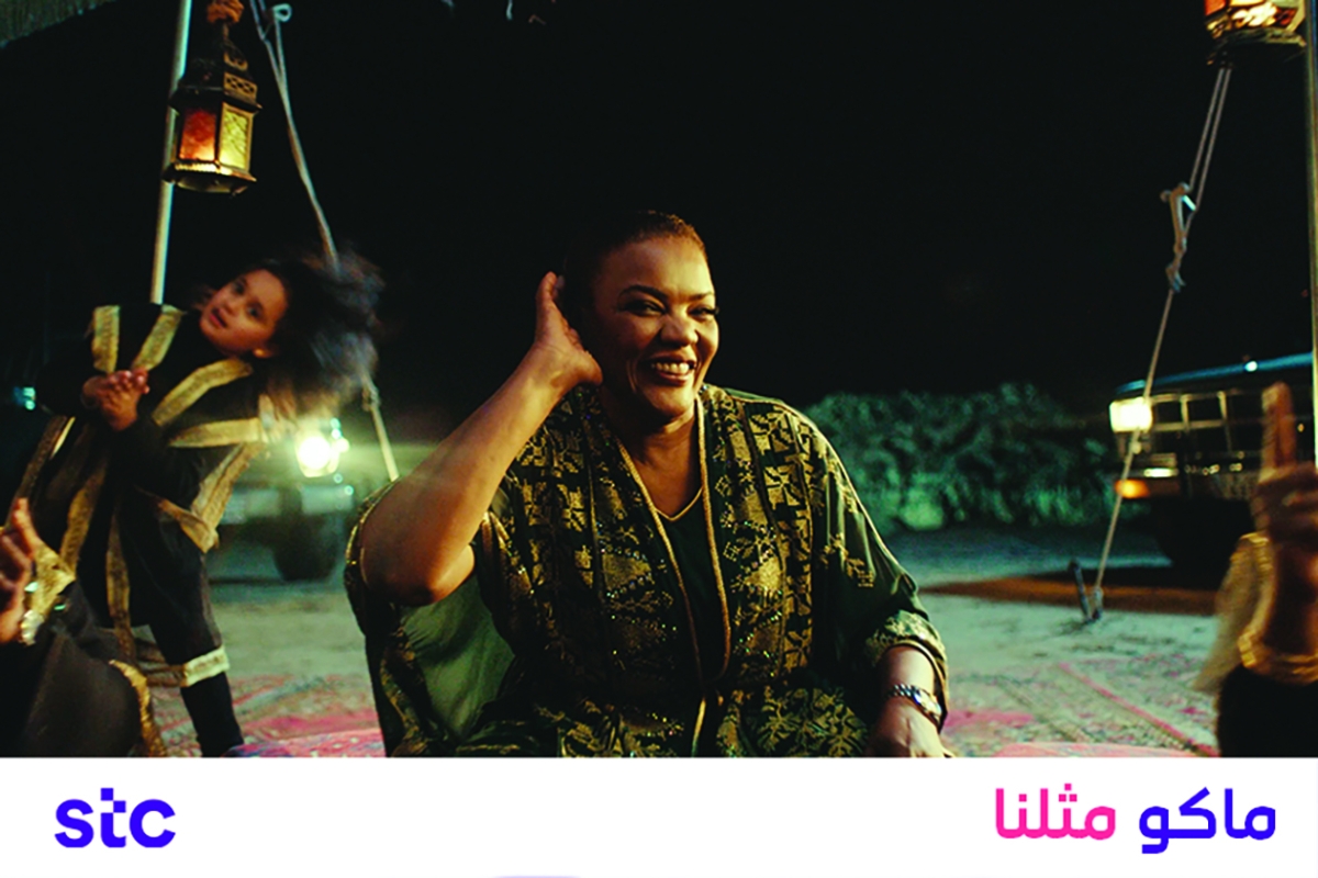 الفنانة فطومة خلال مشاركتها في العمل الوطني