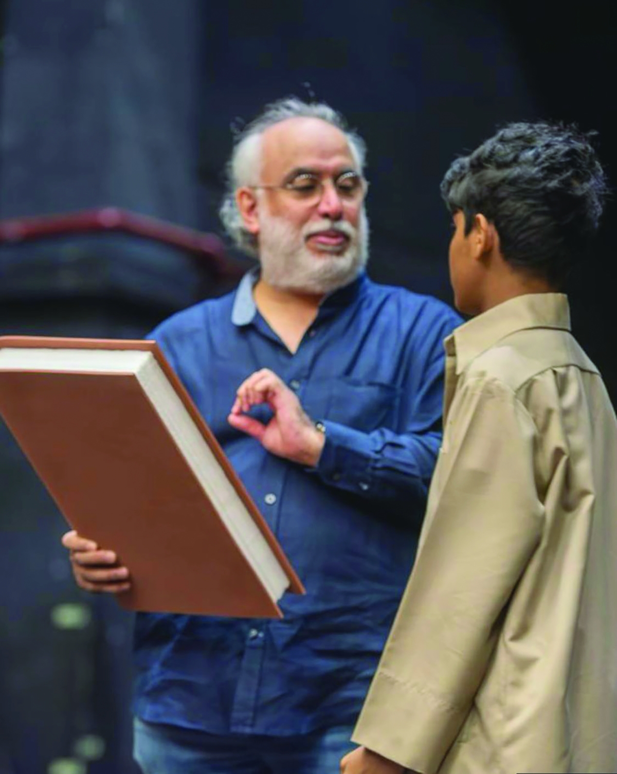 


عبدالرسول مع الطفل محمد الحمادي 